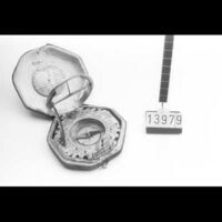 Voorwerpen\13900\13979a.jpg; V13979; Zonnewijzer in doosje, door L.T. Müller, 1725-1775Sundial in box, by L.T. Müller, 1725-1775; ZonnewijzerRing sundial